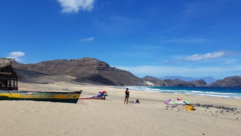 Surfen en vissen op een verlaten strand