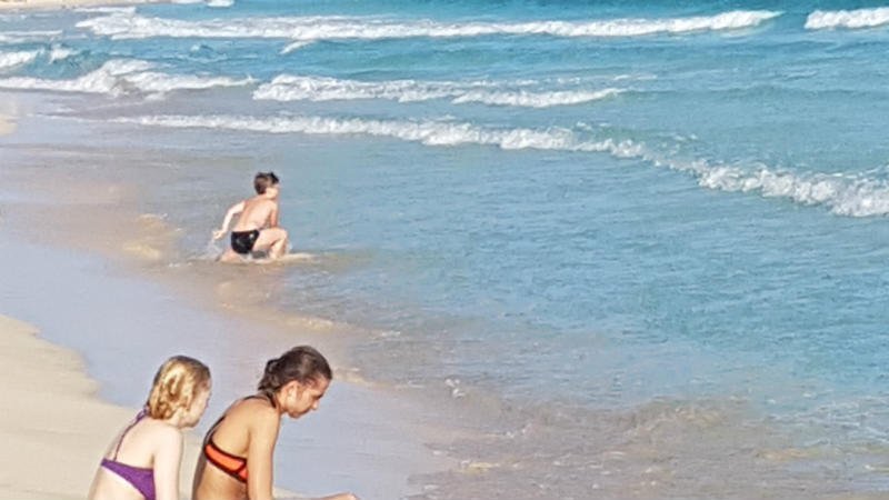 Kinderen op het strand op Kaapverdië