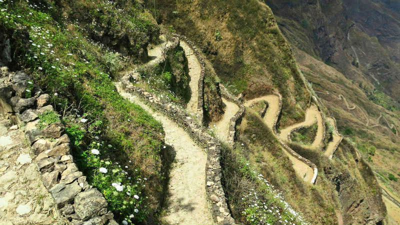 Afdaling via een zig-zag weg bij Cova de Paul