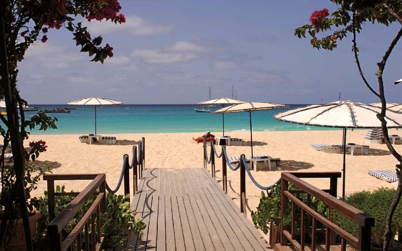 Strand bij een Adults only hotel