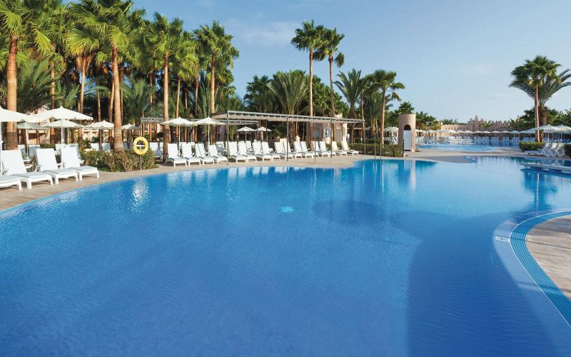 Zwembad bij een Adults only resort