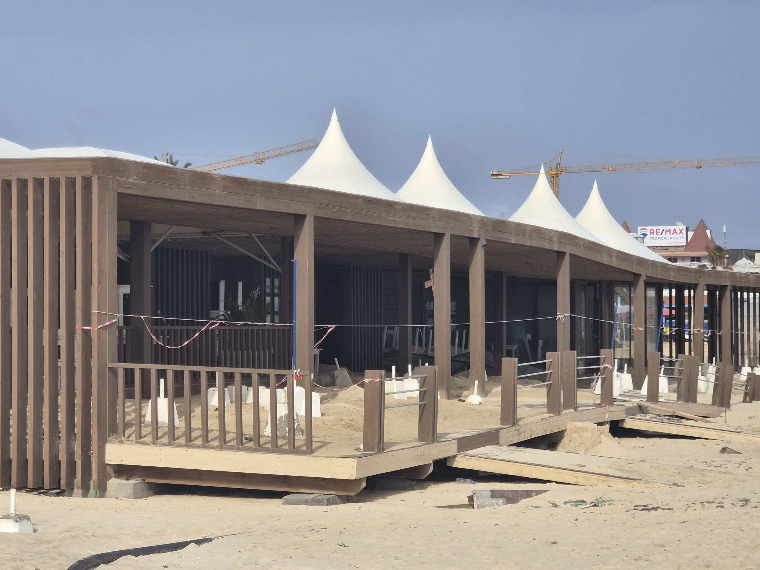Afgezette strandtent op het strand van Santa Maria, Sal.